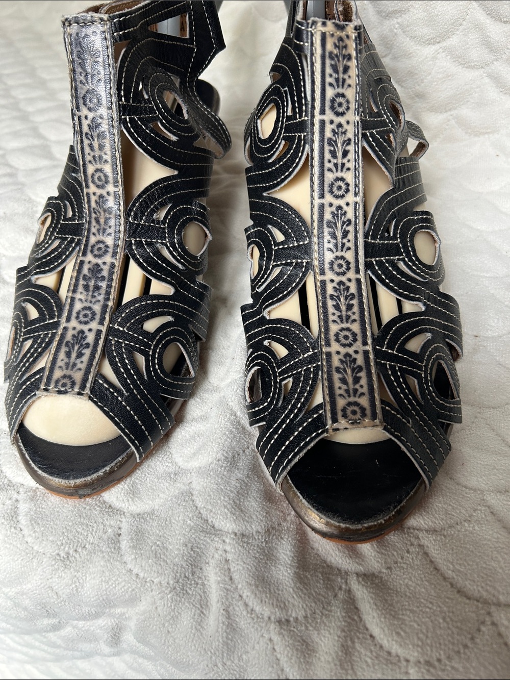 Spring Step Flourish Black and Cream Laser-Cut Peep Toe Sandals Vintage 41